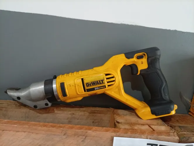 Tesoura para chapa Dewalt DCS491 - Somente a máquina.