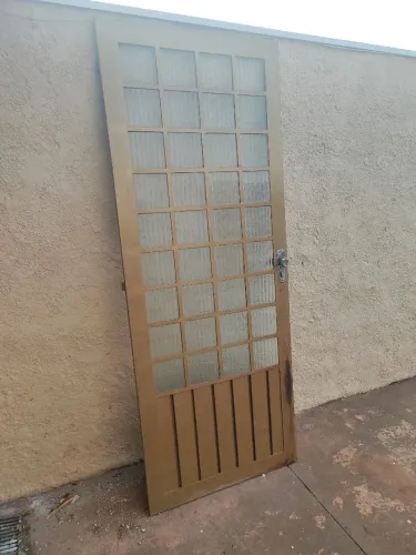 Portão e porta de ferro