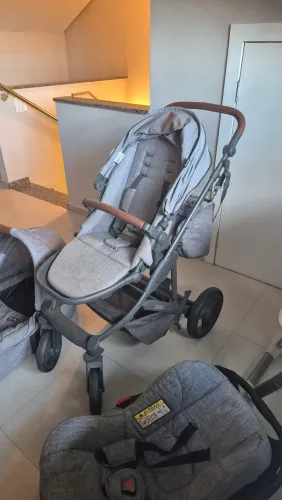 Carrinho de bebê completo e bebê conforto