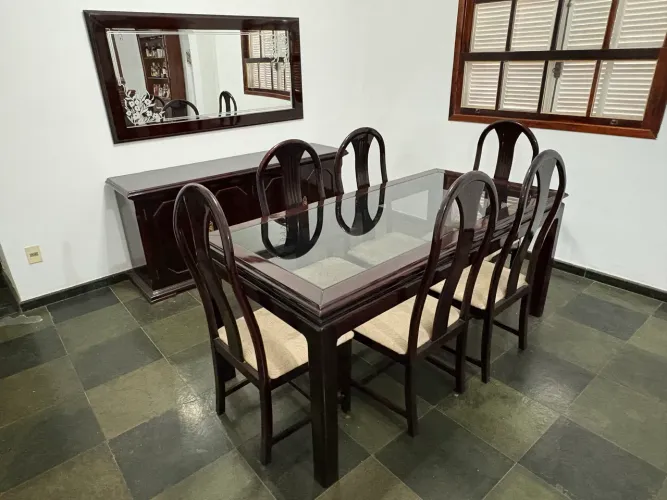 Conjunto de mesa cadeiras e buffet de laca vinho com espelho.