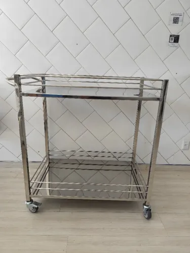 Mesa Auxiliar Resistente em Inox com Rodízios de PVC para Movimentação Fácil