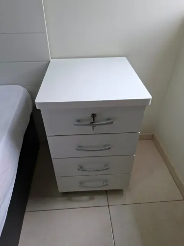 Criado mudo (mesa de cabeceira).