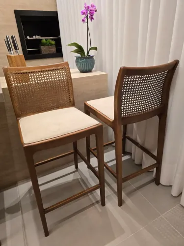 Banquetas de madeira com assento estofado