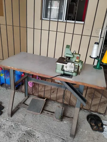 Máquina de costura overlock semi industrial 3 fios completa com mesa