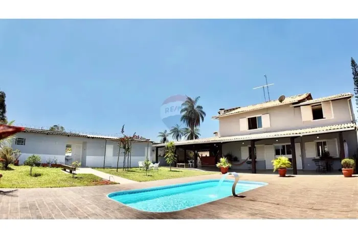 CASA AMPLA E CONFORTÁVEL - 4 SUÍTES - ÁREA DE LAZER COMPLETA