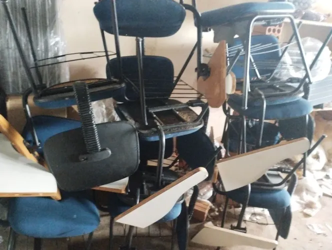 Carteiras de estudantes em ótimo estado cadeira almofada