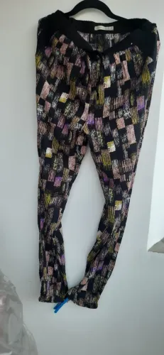 Calça fluida preta Atmosfera, com detalhes coloridos