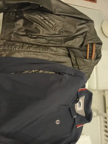 Jaqueta de couro e camisa polo
