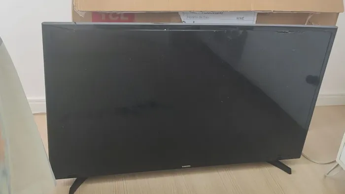 TV Samsung 40' com tela quebrada - para retirada de peças 
