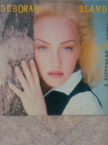 Vendo disco de vinil Déborah Blando, A Different story, com encarte, em ótimo estado.