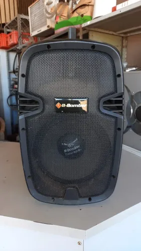 Caixa ativa B.Bomber modelo Bm0410 bem conservada