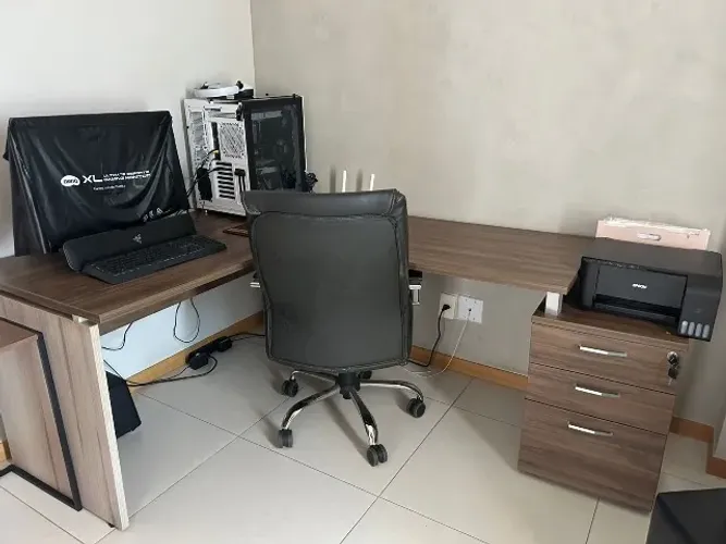 Mesa de escritorio em L