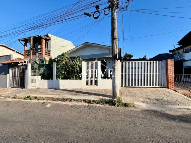 Casa com 2 quartos cozinha planejada e garagem coberta pra 02 carros para locação