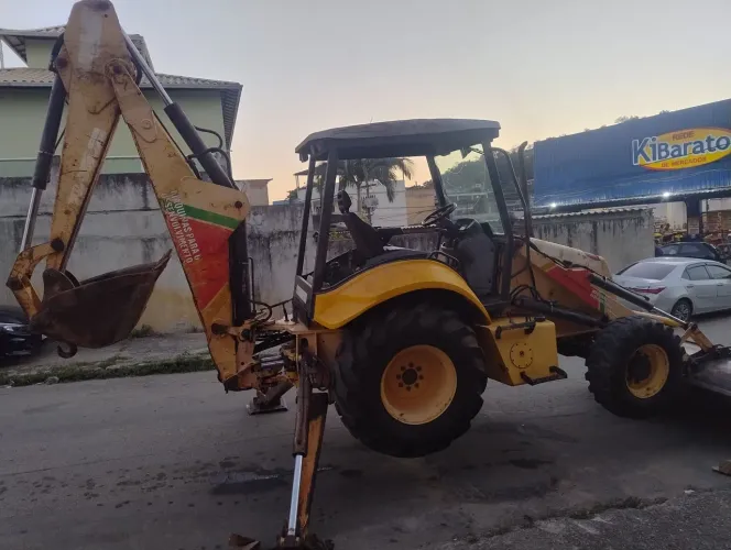 Retroescavadeira New Holland 4x4