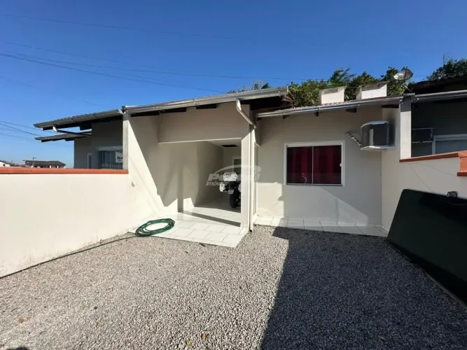 Excelente casa geminada para venda no bairro Poço grande em Gaspar!