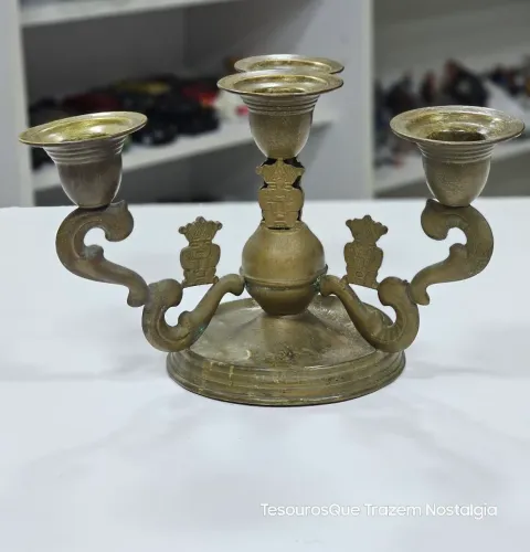 Lindo Candelabro antigo em Latão com imagens Maias 22cm