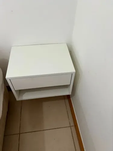 Mesa de cabeceira branca moderna