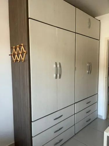 guarda roupa madeira muito boa