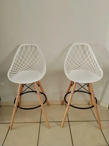 Vendo 4 banquetas Kaila branca.