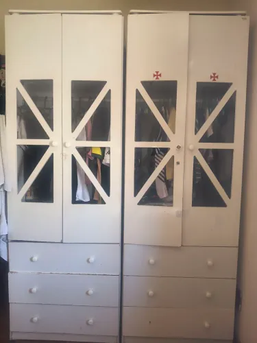 Vendo 2 guarda roupa de criança.