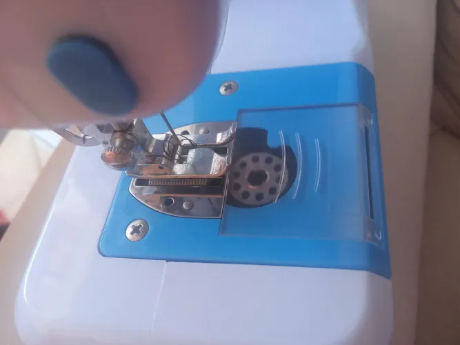 Maquina de costura portatil .