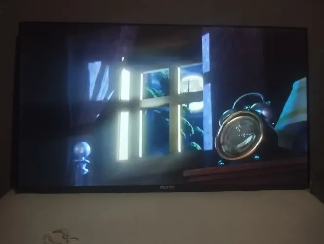 Vendo tv smart 43 polegadas weyon em perfeito estado semi nova