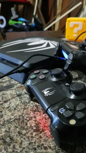 PS4 1TB SLIM + 2 CONTROLES ORIGINAIS