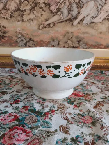 Tigela da vovó anos 50 porcelana Mauá, contém um bicado. Veja fotos 