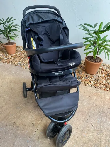 Vendo carrinho + bebê conforto
