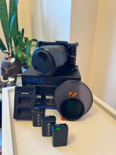 Sony ZV-E10 + SIRUI 33mm F/1.2 + 3 Baterias - Kit Completo
