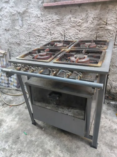 Vendo um fogão industrial com forno