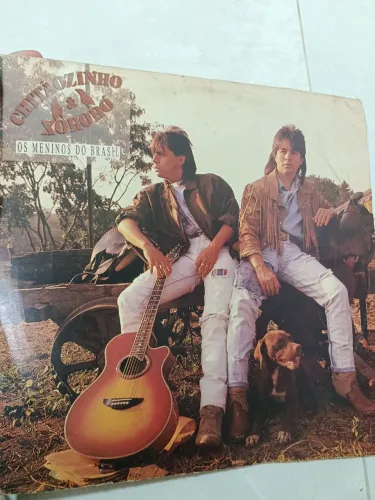 Disco de vinil do chitãozinho e chororó ( os meninos do brasil)