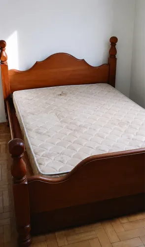 Cama casal em madeira maciça 