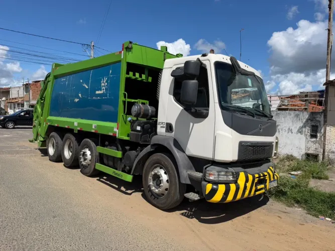 Caminhão Volvo VM 270 2020 compactador de lixo