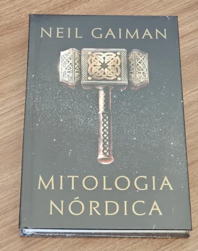 Livro Mitologia Nórdica com capa dura