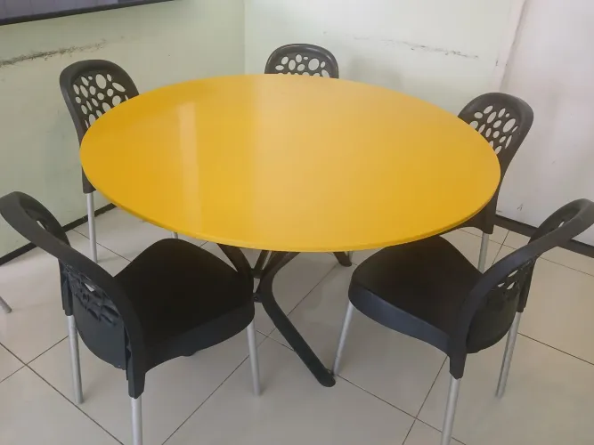 Mesa em Granito Sintético, com 5 Cadeiras