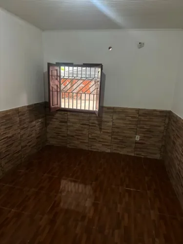 Alugo apartamento de 02 quartos, com garagem coberta.