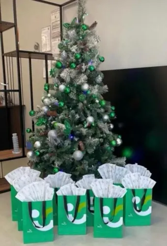 Pinheiro de Natal com decorações