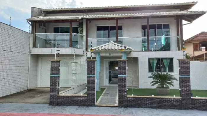 Linda casa 08 dormitórios no bairro carianos em Florianópolis - SC