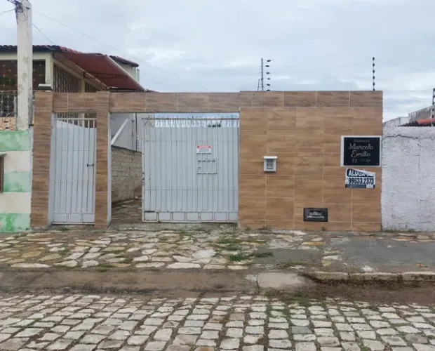 Aluga-se Casa Residencial 2/4 nova betania
