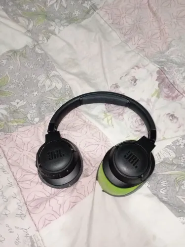 Fone Bluetooth JBL Tune 720BT usado funcionando espuma saindo