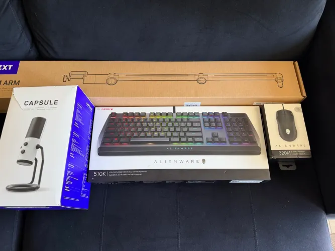Microfone nzxt + braço articulado nzxt + teclado e mouse alienware 