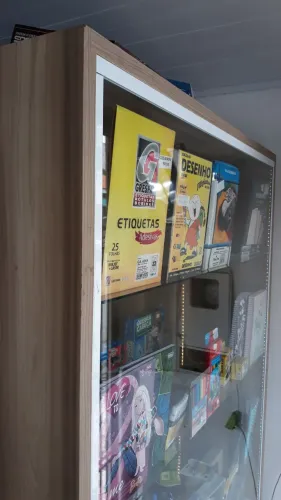 Vitrine em madeira e vidro