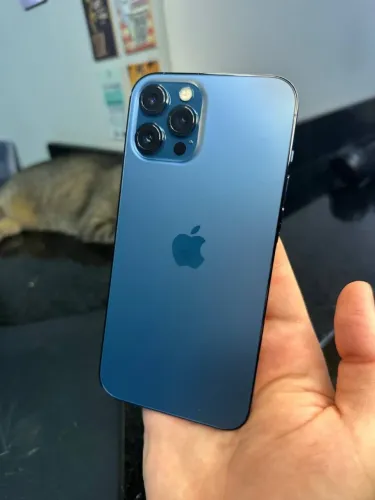 iPhone 12 Pro Max 256GB cor Celeste (Pacific Blue).