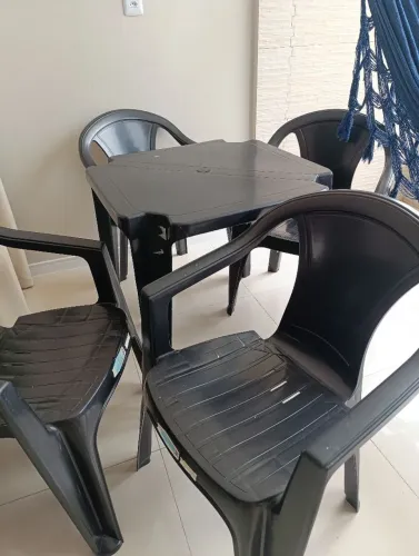 Vende-se jogo mesa plastico com 4 cadeiras.