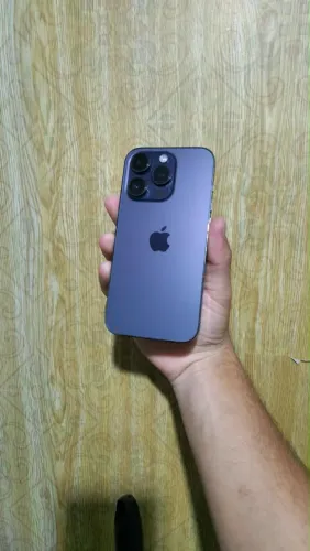 iPhone 14 Pro roxo