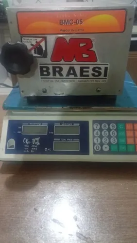 Vendo moedor de carne e uma balança