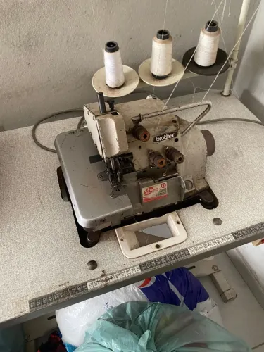 Máquina de costura overloque