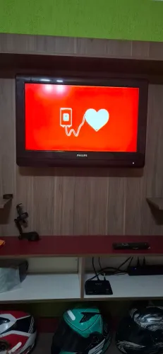 TV lcd philips 26 polegadas com conversor digital e suporte em bom estado de conservação 