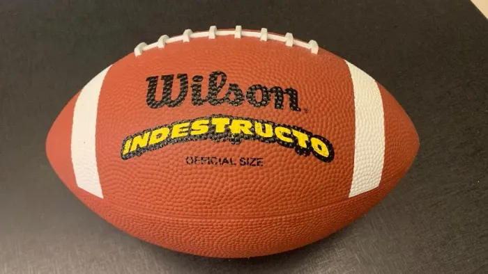 Bola de futebol americano-  marca Wilson,  de borracha.